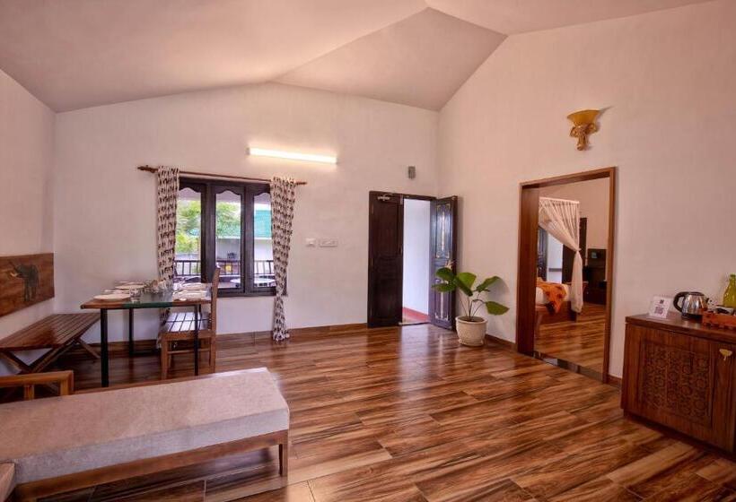 ホテル Tuskers Hill By Poppys Anaikatti