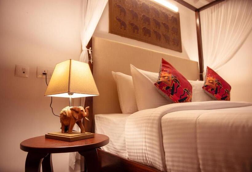 ホテル Tuskers Hill By Poppys Anaikatti