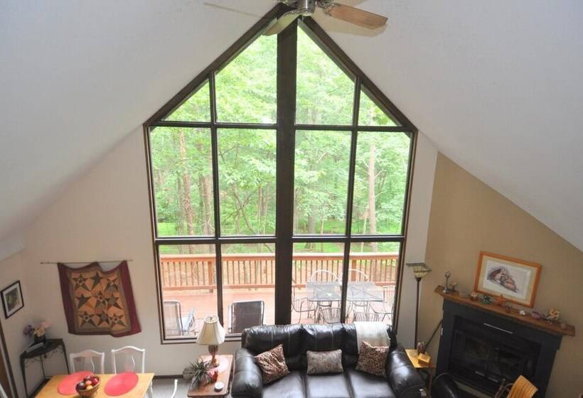 Fox Hollow Cozy Den With A Hot Tub