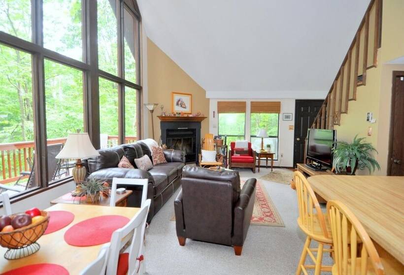 Fox Hollow Cozy Den With A Hot Tub