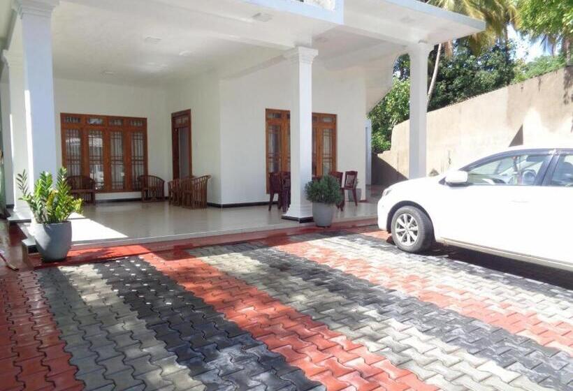 Отель Riverdale Holiday Inn