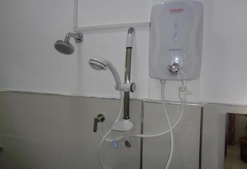 Отель Riverdale Holiday Inn