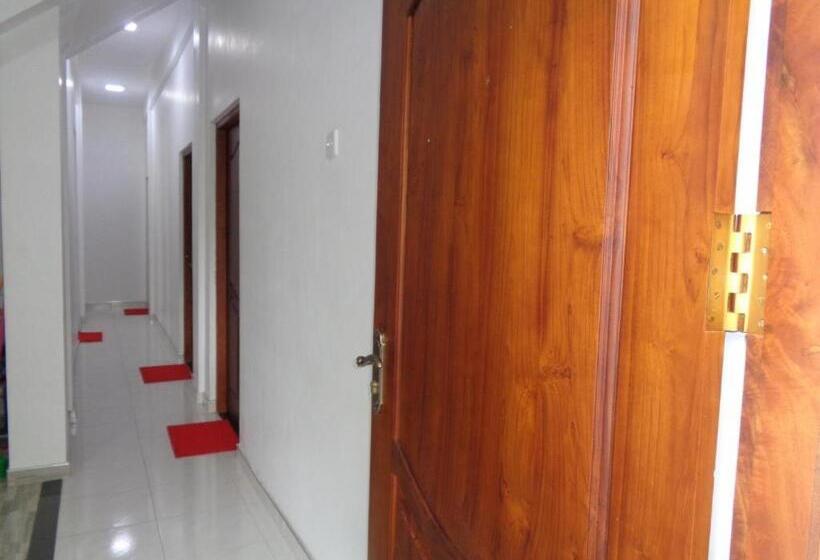 Отель Riverdale Holiday Inn