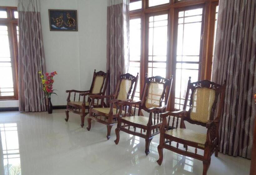 Отель Riverdale Holiday Inn