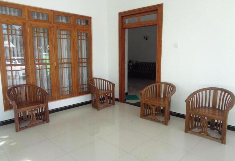 Отель Riverdale Holiday Inn