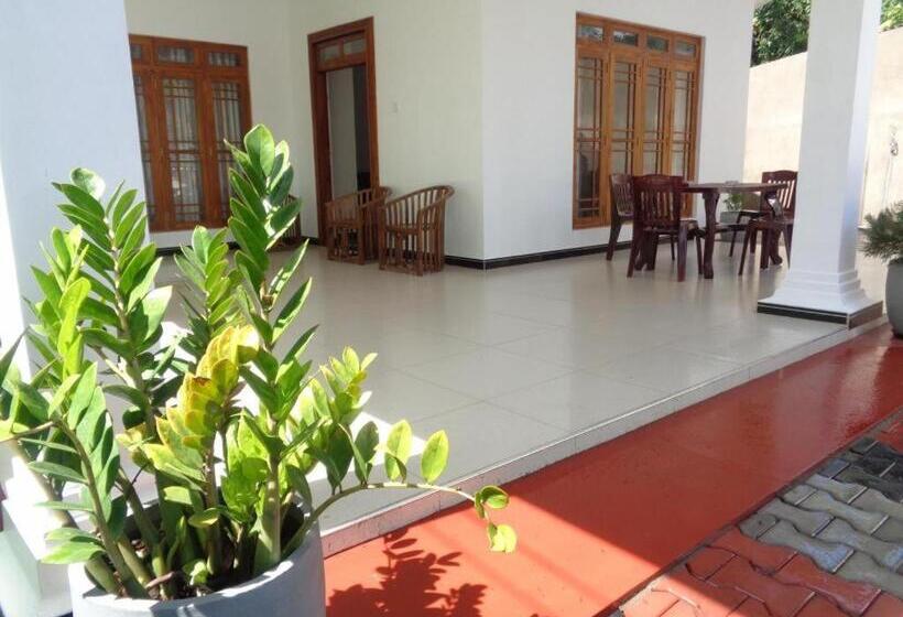 Отель Riverdale Holiday Inn