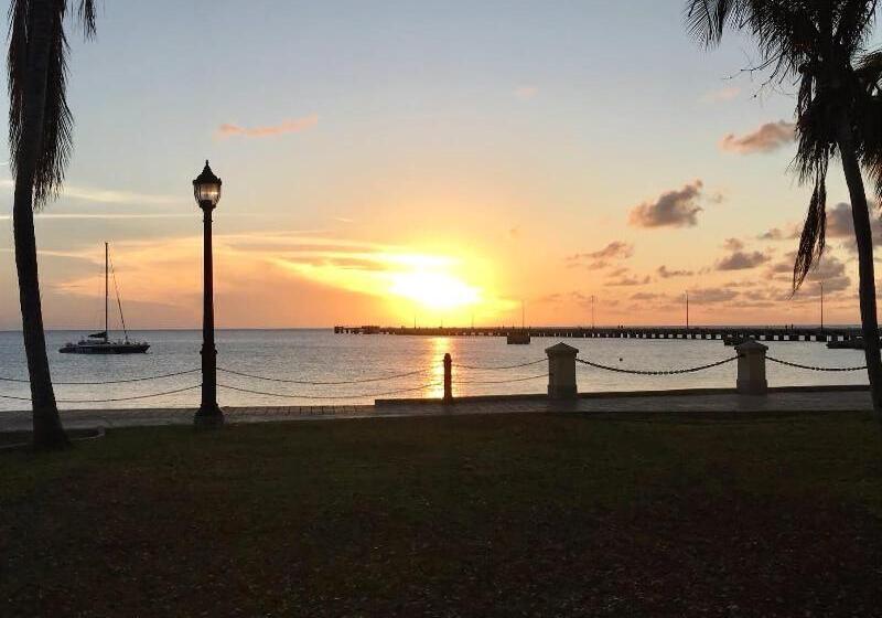 هتل The Frederiksted