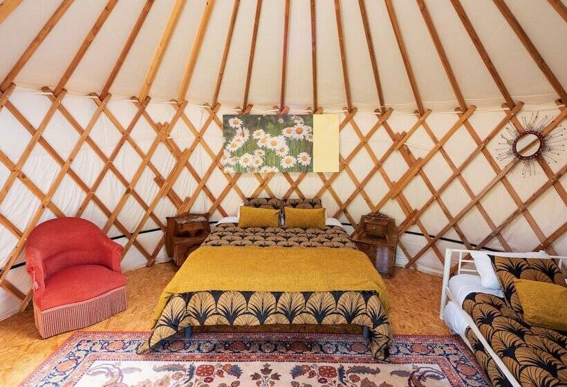 פנסיון Yourtissimo   La Maison Rouge