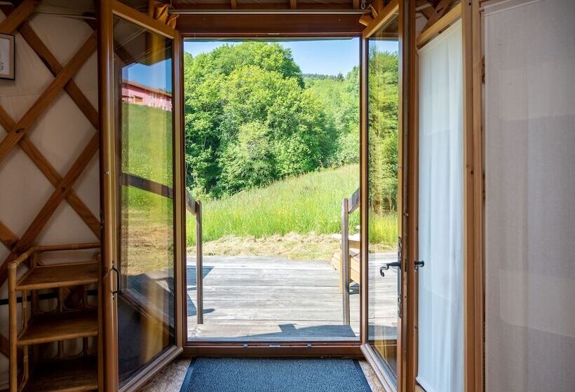 פנסיון Yourtissimo   La Maison Rouge