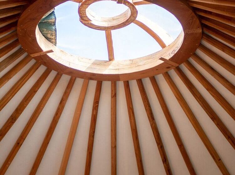 פנסיון Yourtissimo   La Maison Rouge