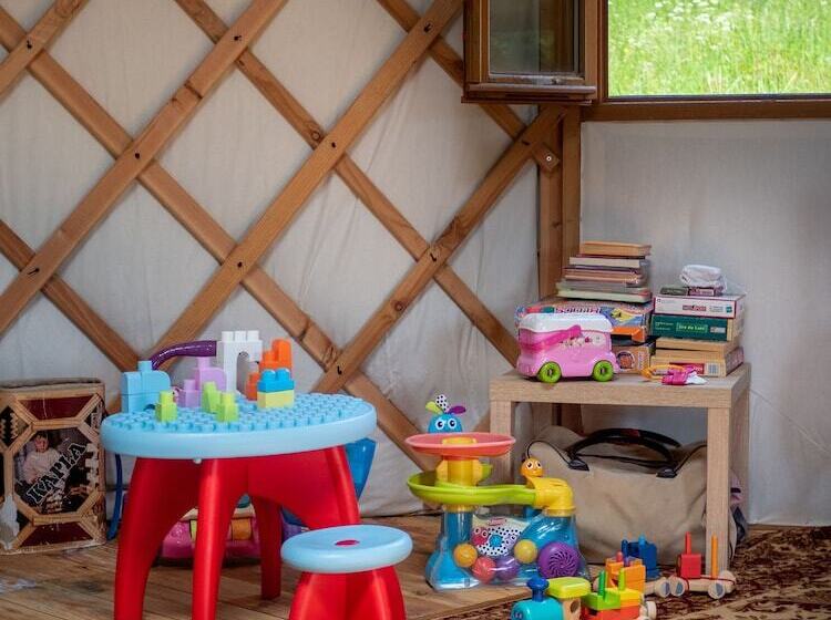 פנסיון Yourtissimo   La Maison Rouge