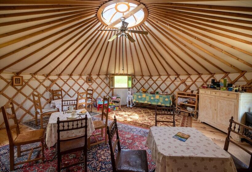 פנסיון Yourtissimo   La Maison Rouge