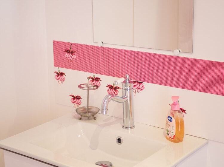 פנסיון Yourtissimo   La Maison Rouge