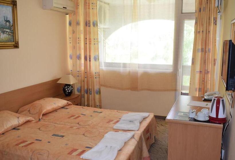 Ahilea Hotel   Free Pool Access