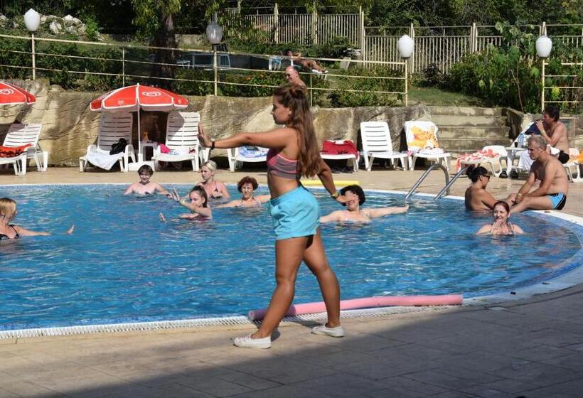 Ahilea Hotel   Free Pool Access