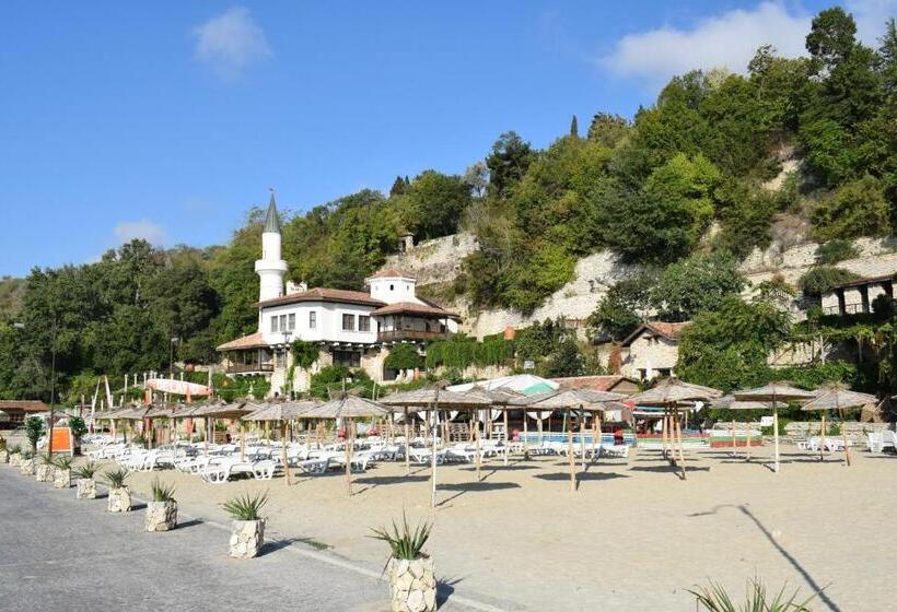 Ahilea Hotel   Free Pool Access