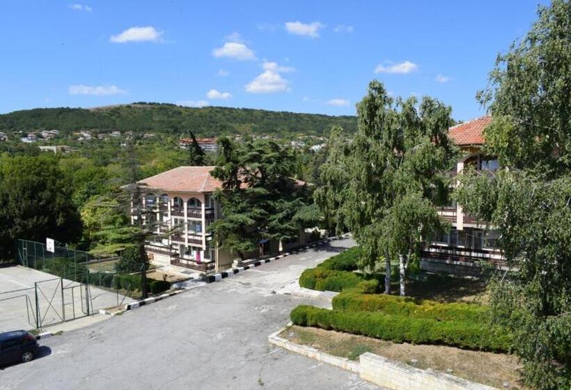 Ahilea Hotel   Free Pool Access