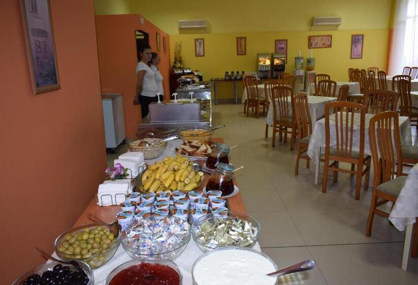 Ahilea Hotel   Free Pool Access