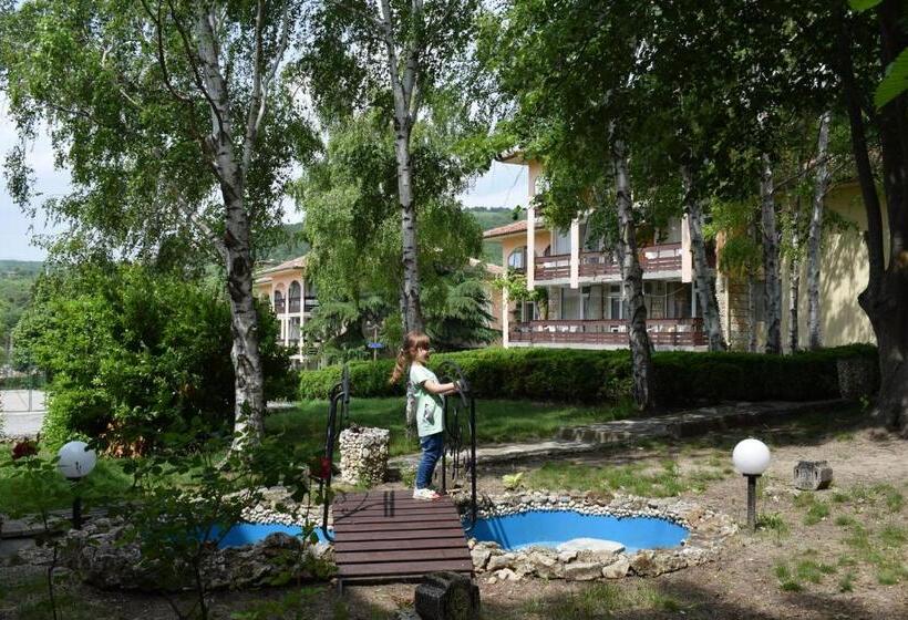 Ahilea Hotel   Free Pool Access