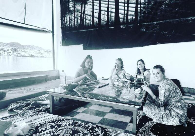 هاستل Doctor Alone