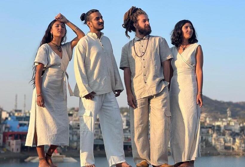 هاستل Doctor Alone