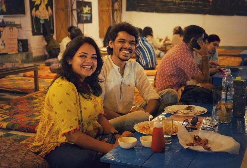 هاستل Doctor Alone