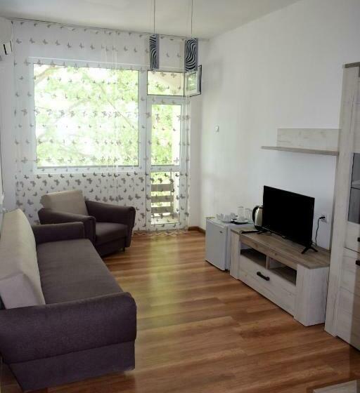 Ahilea Hotel   Free Pool Access