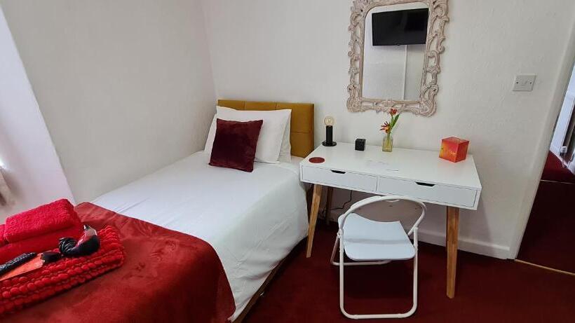 ペンション Holly Cottages