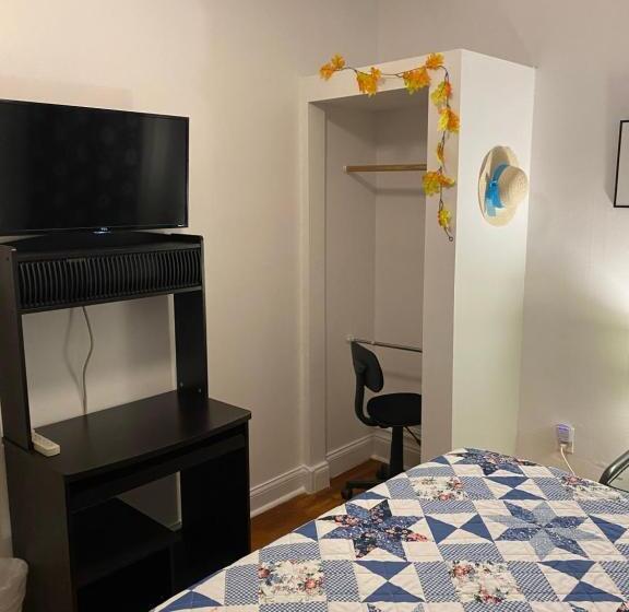 פנסיון Hollywood Rentals Llc