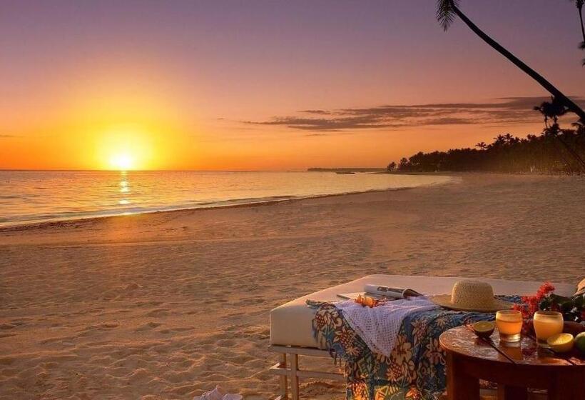 膳宿费 The Shades Hotel 50 Meter Beach Front