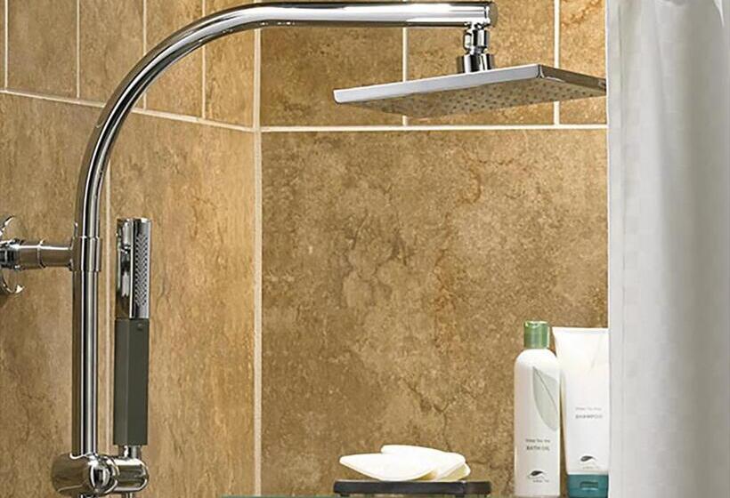 膳宿费 The Shades Hotel 50 Meter Beach Front