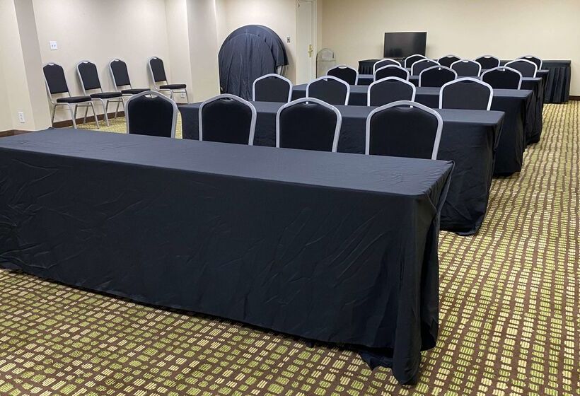 Отель Baymont By Wyndham Latham Albany Airport