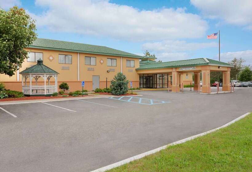 Отель Baymont By Wyndham Latham Albany Airport