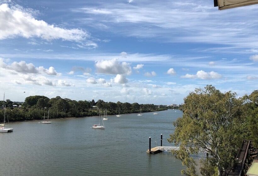 هتل Burnett Riverside