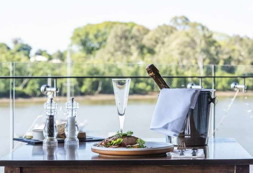 هتل Burnett Riverside