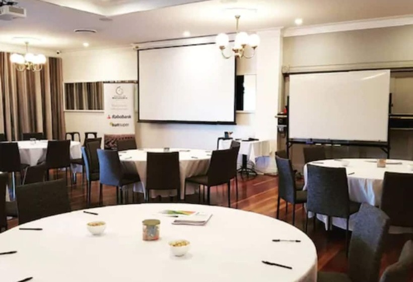 هتل Burnett Riverside