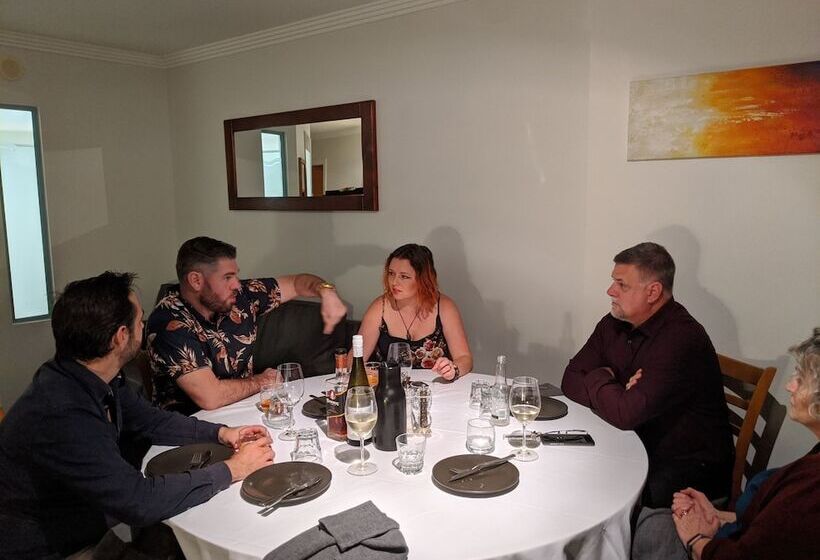 هتل Burnett Riverside