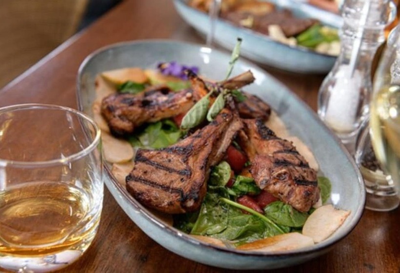 هتل Burnett Riverside