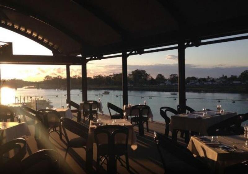 هتل Burnett Riverside