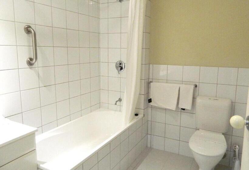 هتل Ciloms Airport Lodge