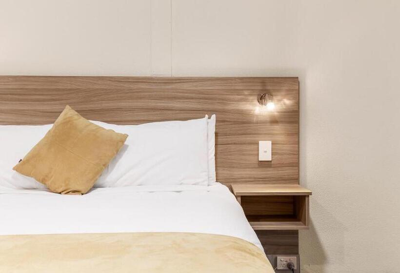 هتل Ciloms Airport Lodge