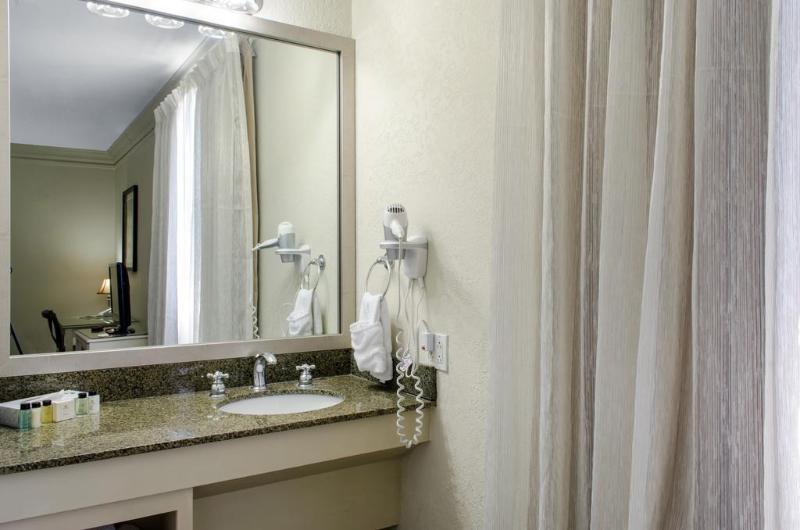 هتل Spark By Hilton Lafayette South