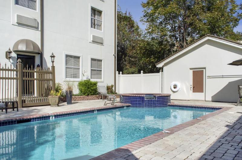 هتل Spark By Hilton Lafayette South