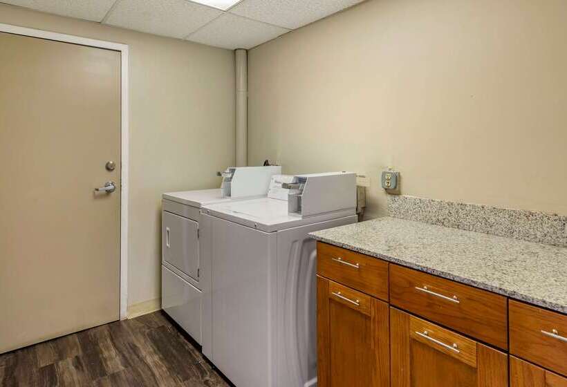 هتل Comfort Inn & Suites Near Six Flags