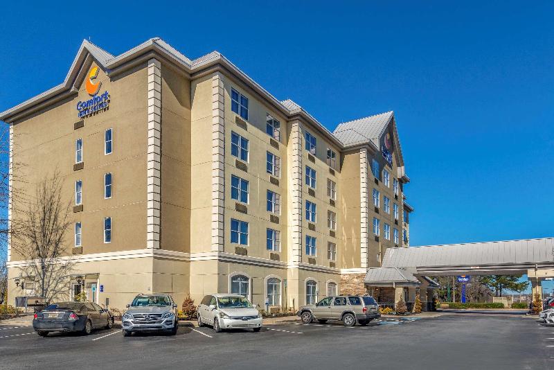 فندق Comfort Inn & Suites Near Six Flags