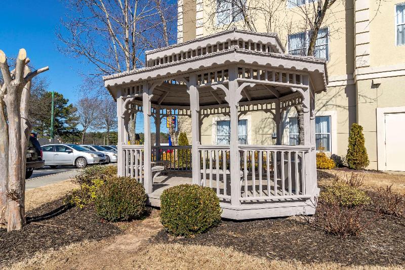 فندق Comfort Inn & Suites Near Six Flags