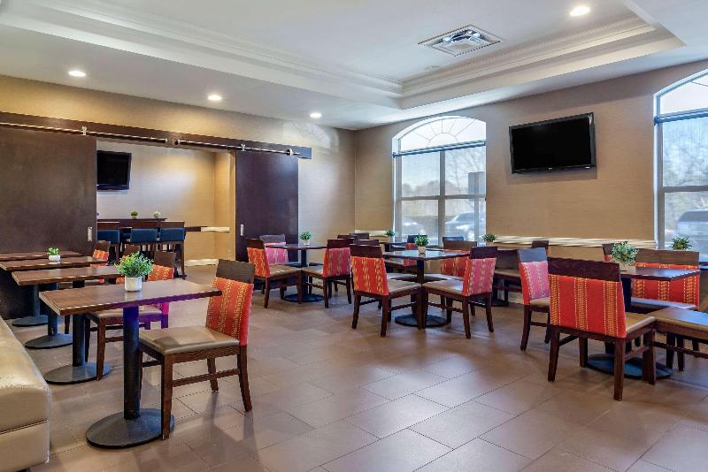 فندق Comfort Inn & Suites Near Six Flags