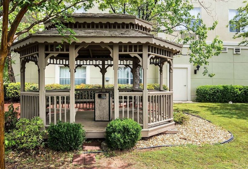 فندق Comfort Inn & Suites Near Six Flags