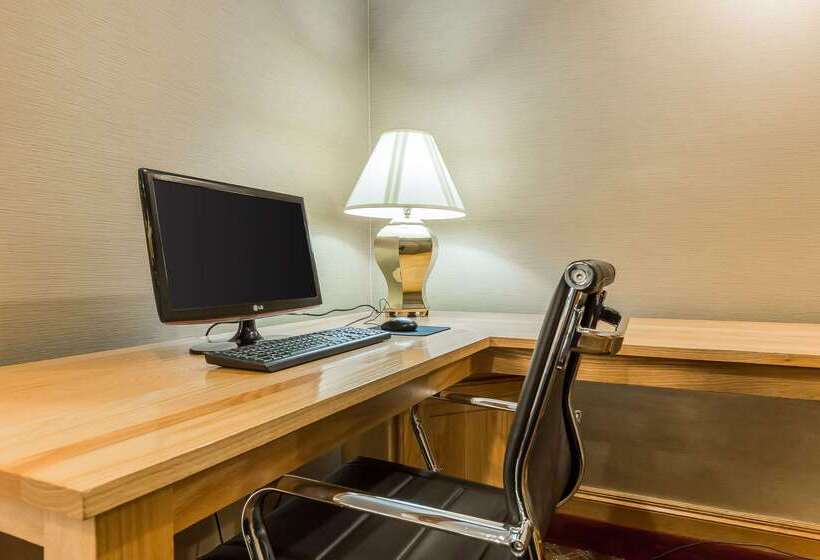 فندق Comfort Inn & Suites Mishawakasouth Bend