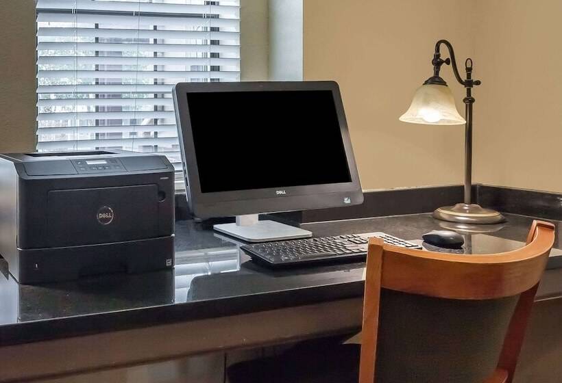 فندق Days Inn By Wyndham Near Kansas Speedway